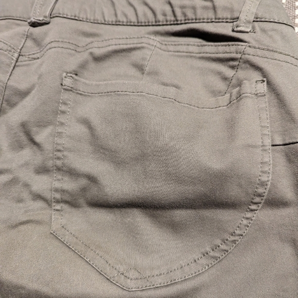 Democracy Ab-solution Capri Pant - Picture 3 of 4